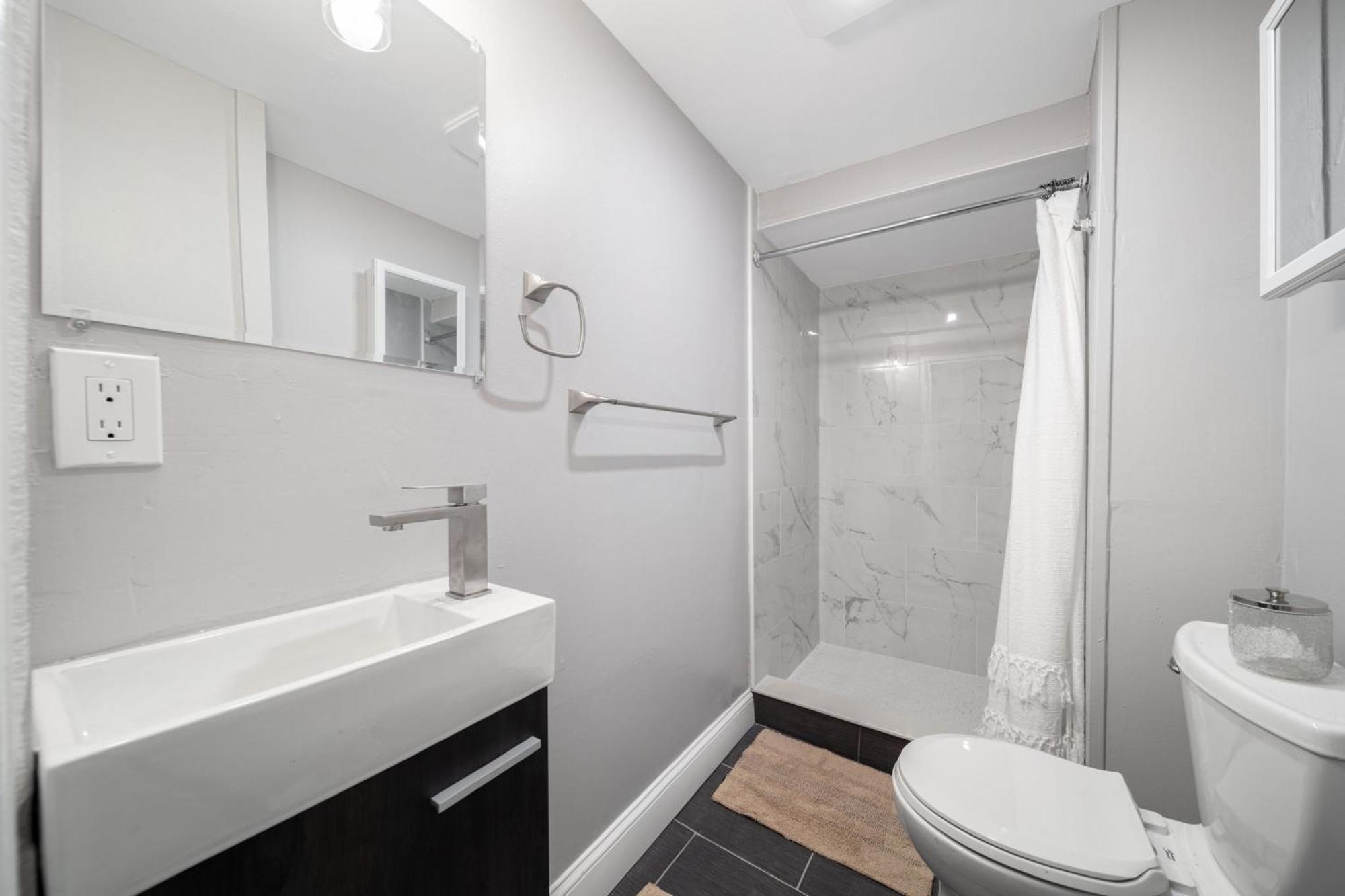 Chic Private Room Near Red Line & Old Harbor Beach