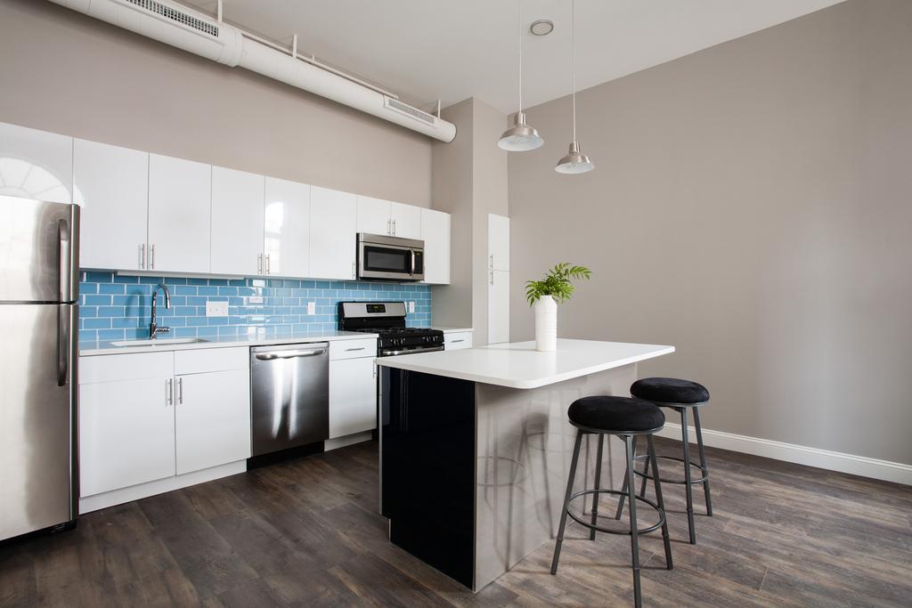 Three-bedroom On Hamilton Place Apt 508 Apartment *