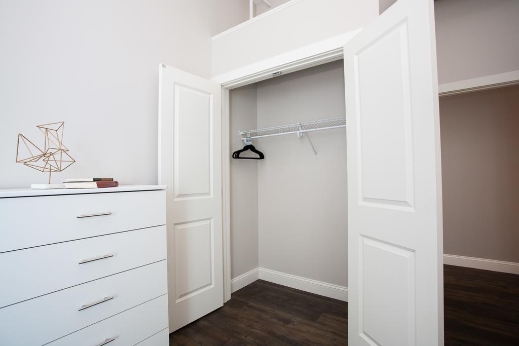 Three-bedroom On Hamilton Place Apt 508 Apartment *
