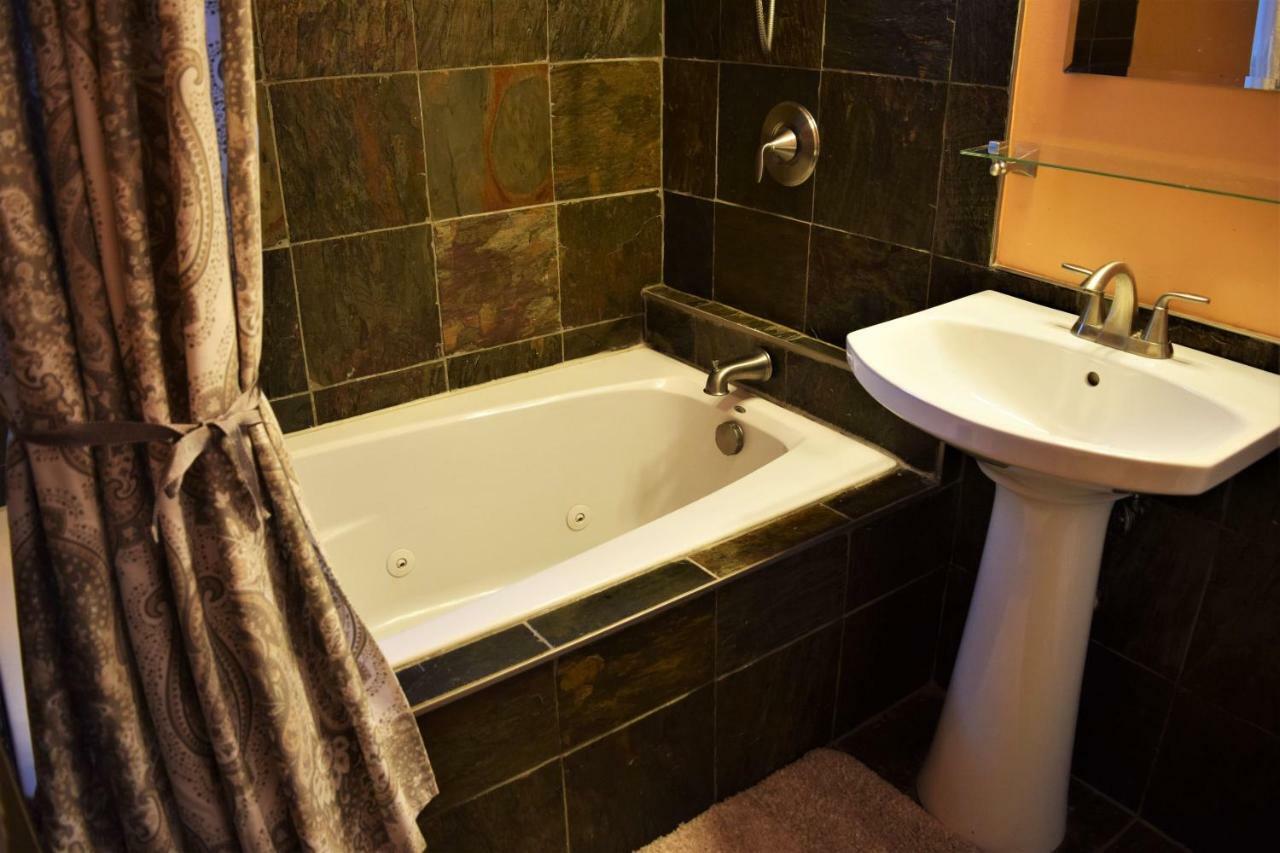 Private Rooms, Shared Bath In A Private Minutes From Logan Airport * Boston