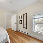 5Br 2Bh Bright & Spacious Apt In Brighton