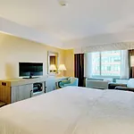 Hampton & Crosstown Center Hotel 3*