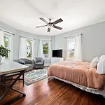 Cozy Up In 5br Near Charming Oak Square *