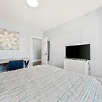 Cozy Up In 5Br Apt Near Charming Oak Square