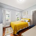 Cozy Up In 5br Near Charming Oak Square Apartment *