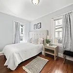 Cozy Up In 5br Near Charming Oak Square