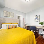 Cozy Up In 5br Near Charming Oak Square