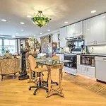 Regal Downtown Boston Apt With Elevator Access!