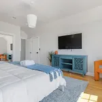 Amazing Family-friendly And Group-friendly #thebackdorch Apartment Boston