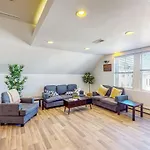 3Br Victorian Getaway With Loft, Near The Bay
