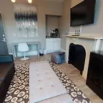 1-31 Excellent Location, Walk Everywhere Sleeps 3 Apartment Boston