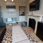 1-31 Excellent Location, Walk Everywhere Sleeps 3 *