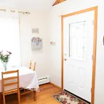 Modern Beautiful Apartment-5 Beds-Full Kitchen-Parking-Super Clean-Great For Groups