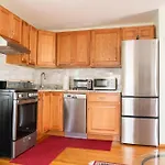 Modern Beautiful Apartment-5 Beds-Full Kitchen-Parking-Super Clean-Great For Groups