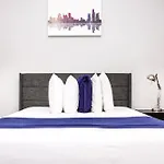 Large Stylish Newbury Street Studio W/ Kitchen