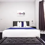 Large Stylish Newbury Street Studio W/ Kitchen