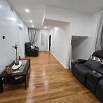 Beautiful Bedroom - New Renovation Homestay Boston