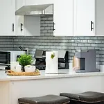 14a-elegant, Newly Renovated In