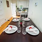 14a-elegant, Newly Renovated In Apartment