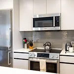 Luxury Apt Seaport With Pool