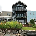 Waterfront Escape - Close To Airport & Downtown