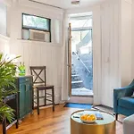 Lovely Next To Prudential & Newbury St *