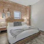 Lavishly Designed With Office Close To T Apartment *