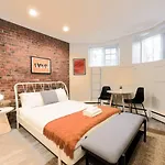 Cozy Garden Level Studio