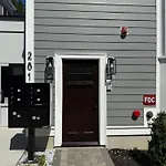 Large Luxury Apartment Near Boston Train