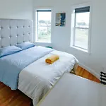 Modern & Spacious 4-bedroom In Roxbury Apartment *