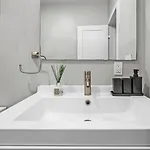 Luxury 3br In With Roku Tv Boston