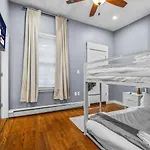 Luxury 2br In With Free Parking Apartment