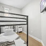 Apartment Luxury 3br In With Roku Tv
