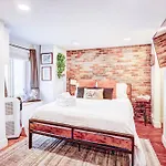 Eagle's Landing - Logan Airport Guest house 3*