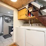 Eagle's Landing - Logan Airport Guest house