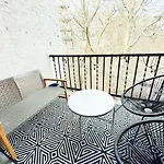 Apartment 2 Bed, In Unit Laundry, College, Balcony
