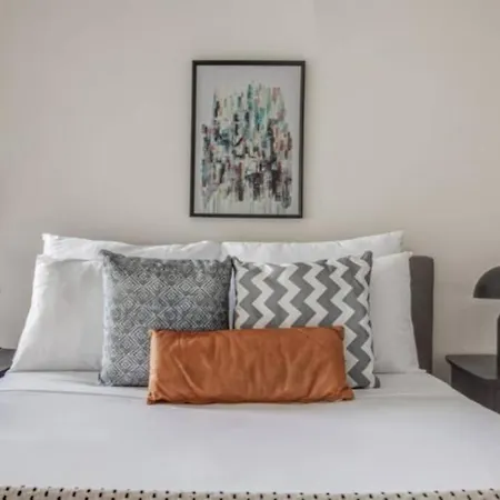 Backbay Center Lux 2br 2ba *