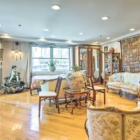 Regal Downtown Apt With Elevator Access! Apartment