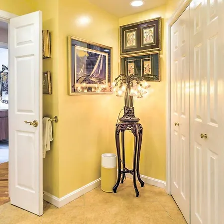 Regal Downtown Apt With Elevator Access! Apartment