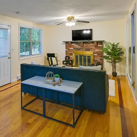 Duplex W/ Foosball Table: 11 Mi To Downtown Apartment Boston