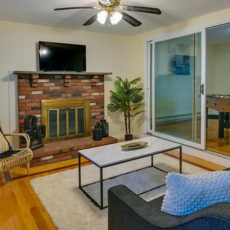 Apartment Duplex W/ Foosball Table: 11 Mi To Downtown Boston