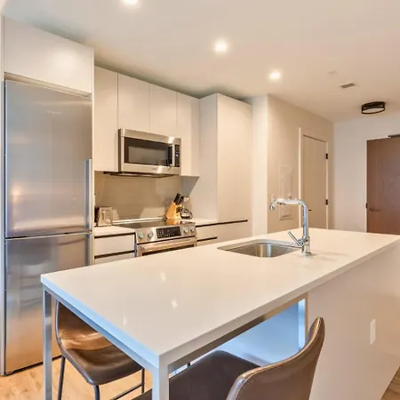Gorgeous With Pool Views Apartment *