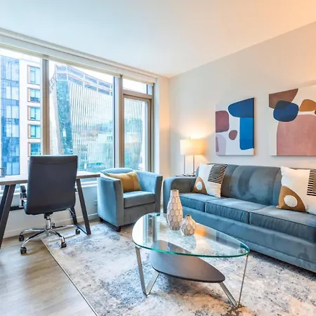 Apartment Gorgeous With Pool Views *