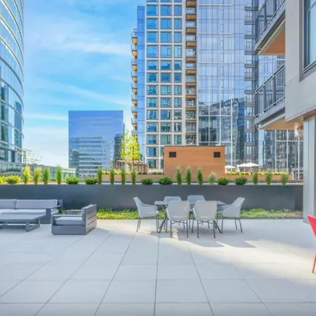 Gorgeous With Pool Views Apartment