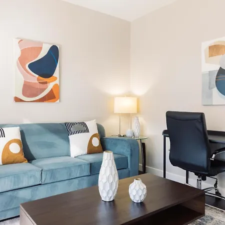 Bright & Modern Downtown Seaport *