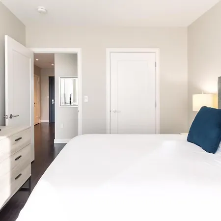 Bright & Modern Downtown Seaport Apartment *