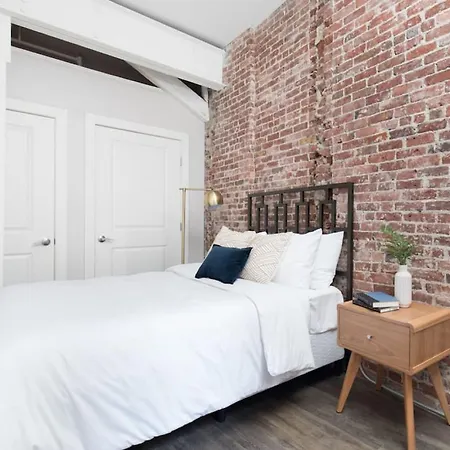Large Loft Steps From Common Apartment *