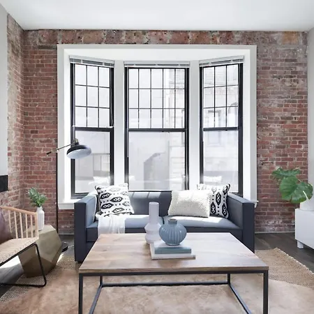 Large Loft Steps From Common Apartment