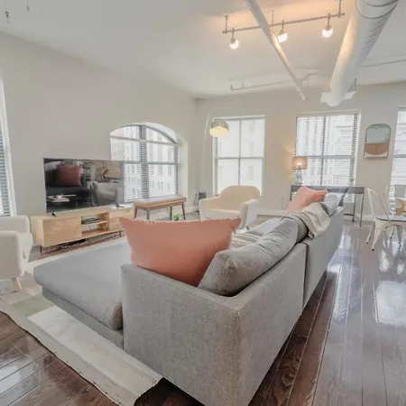 Apartment Bright And Bold 2 Bedroom Unit Minutes From The T