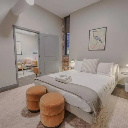 Stylish Downtown 2 Bedroom *
